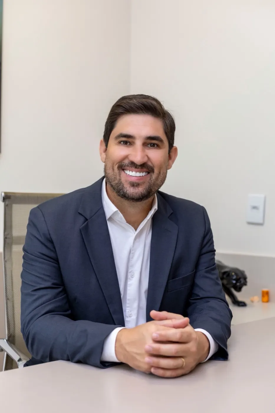 Dr. Wander Braz sorrindo no consultório
